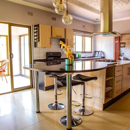 Emc Fully Furnished &Serviced Villas 4 Bedroom With Solar Power , Private Pool, Starlink Wifi ,Aircons & Dstv 卢萨卡 外观 照片