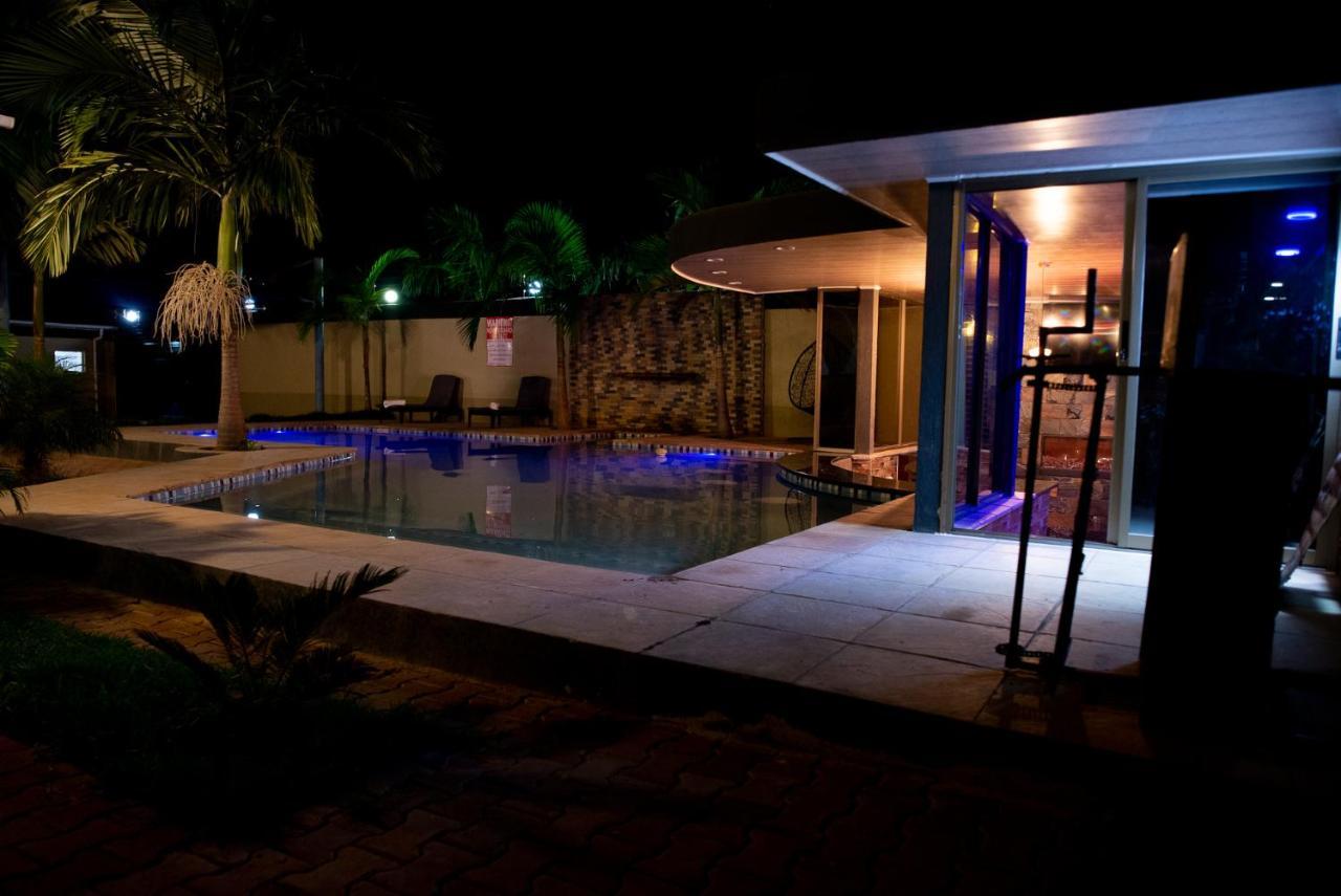 Emc Fully Furnished &Serviced Villas 4 Bedroom With Solar Power , Private Pool, Starlink Wifi ,Aircons & Dstv 卢萨卡 外观 照片