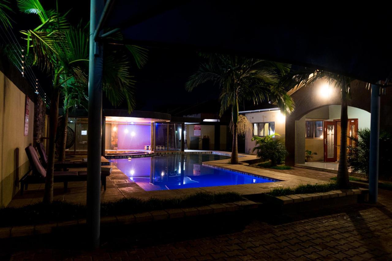 Emc Fully Furnished &Serviced Villas 4 Bedroom With Solar Power , Private Pool, Starlink Wifi ,Aircons & Dstv 卢萨卡 外观 照片