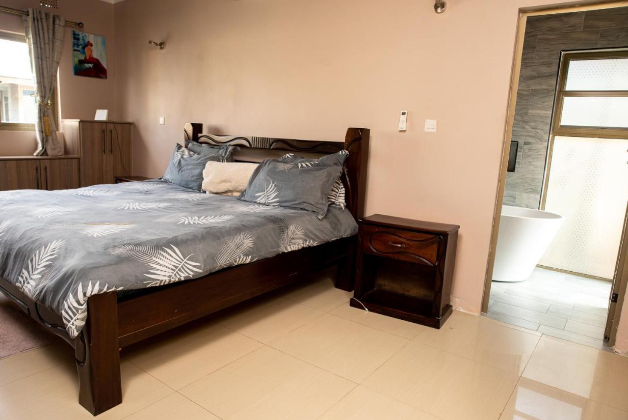 Emc Fully Furnished &Serviced Villas 4 Bedroom With Solar Power , Private Pool, Starlink Wifi ,Aircons & Dstv 卢萨卡 外观 照片