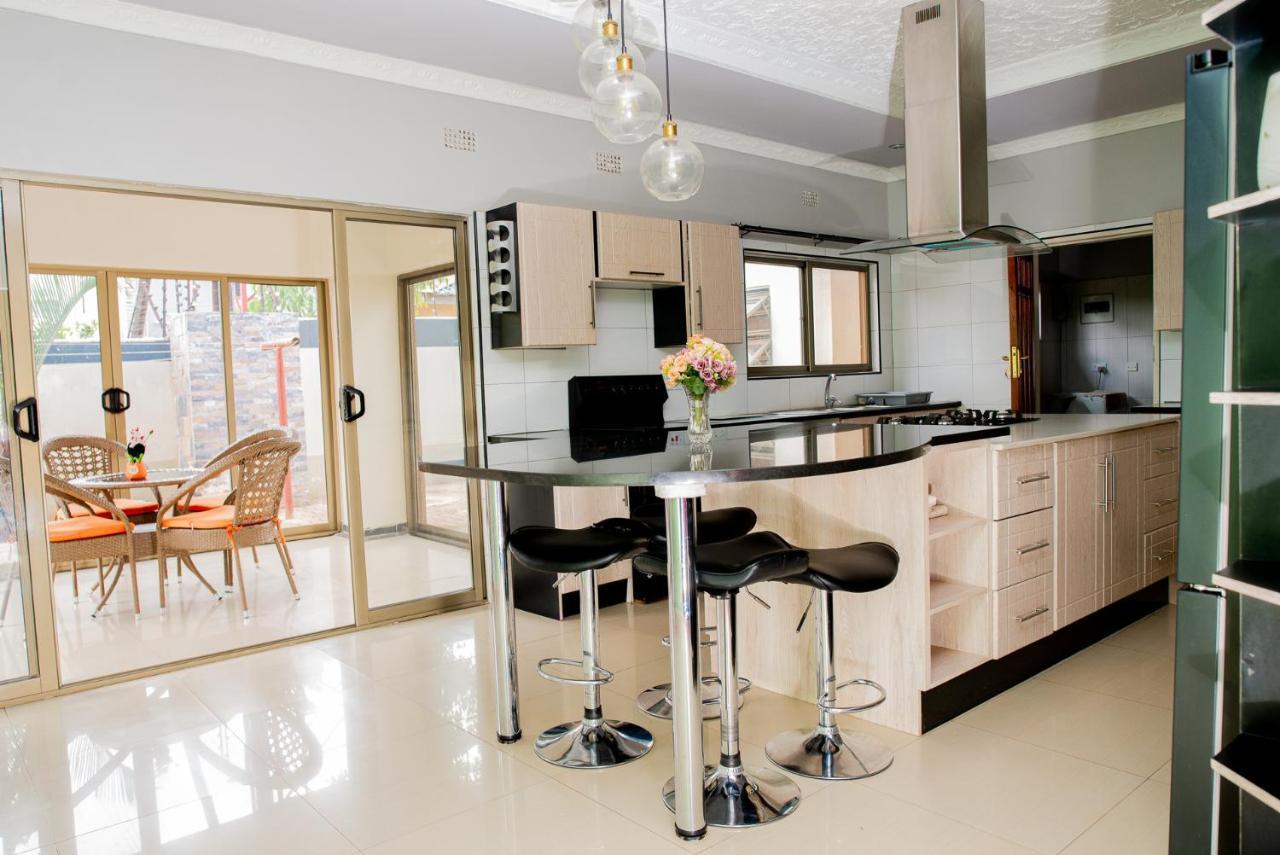 Emc Fully Furnished &Serviced Villas 4 Bedroom With Solar Power , Private Pool, Starlink Wifi ,Aircons & Dstv 卢萨卡 外观 照片