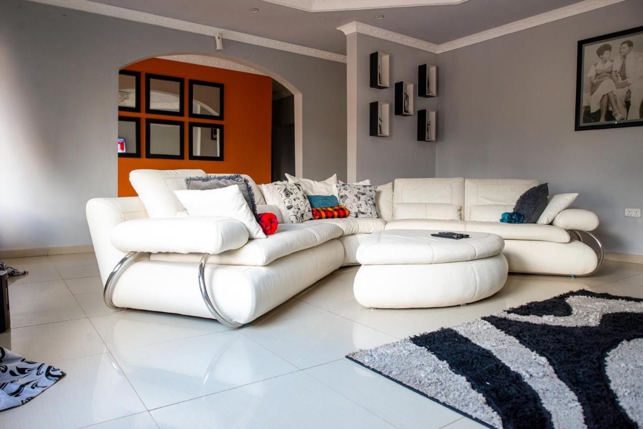 Emc Fully Furnished &Serviced Villas 4 Bedroom With Solar Power , Private Pool, Starlink Wifi ,Aircons & Dstv 卢萨卡 外观 照片