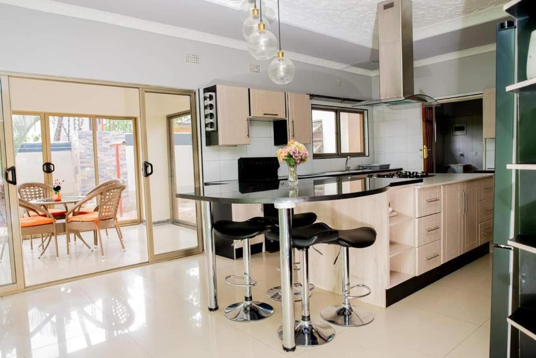 Emc Fully Furnished &Serviced Villas 4 Bedroom With Solar Power , Private Pool, Starlink Wifi ,Aircons & Dstv 卢萨卡 外观 照片